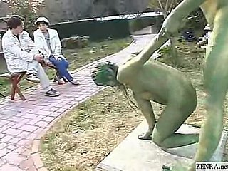 Green patung taman Jepun fuck di khalayak ramai