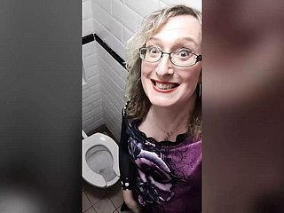 Blonde Post Op Tgirl Lisa Bercering di WC Saloon Mengenakan Celana Kulit Merah