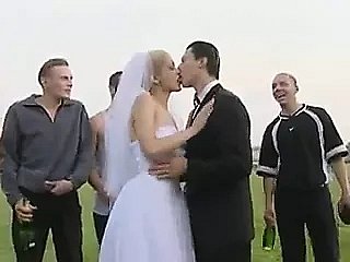 Cully Public Thing embrace después de sneezles boda