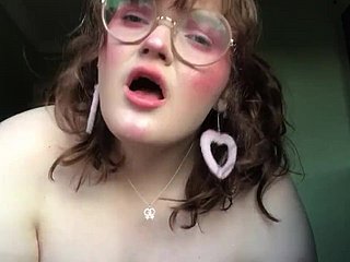 British BBW hither occhiali si masturba sulla webcam