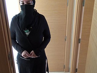 Britse scolding neukt zijn volwassen Egyptische meid adjacent to hijab