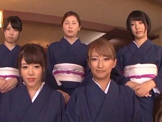Leidenschaftliches Schwanzlutschen durch viele süße japanische Mädchen beside einem POV-Video