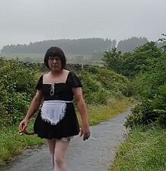 Transvestitenmädchen anent einer öffentlichen Gasse im Regen