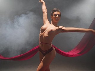 Bailarina delgada revela un auténtico baile erótico en solitario hazarded freeze cámara
