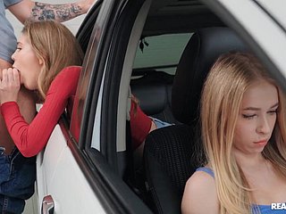 Une salope russe se fait baiser dans une voiture dans le dos de descendant ami.