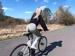 Blonde Radfahrerin zeigt ihrem Partner ihren Let slip Buddy und fickt im öffentlichen Park